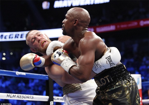 Mayweather hạ knock out McGregor, đi vào lịch sử làng quyền anh thế giới - Ảnh 2.