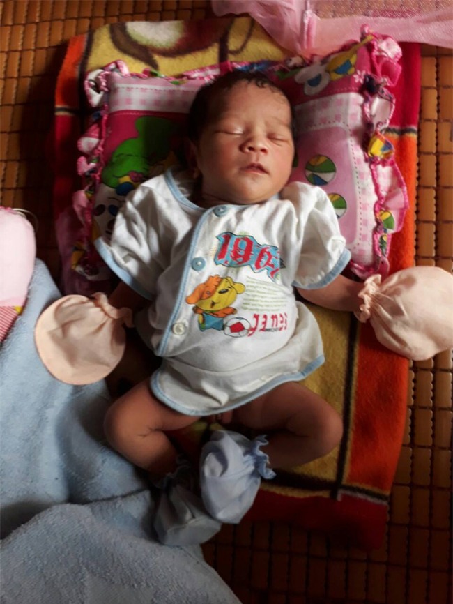 Xót cảnh người mẹ điên ú ớ chăm con gái 10 ngày tuổi không biết mặt bố là ai vì bị hiếp dâm - Ảnh 4.