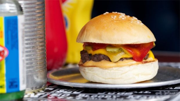 Cheeseburger là món ăn yêu thích của Bill Gates