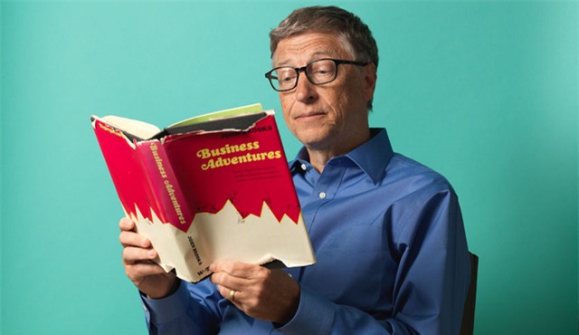 Bill Gates dành nhiều thời gian trong ngày để đọc sách.
