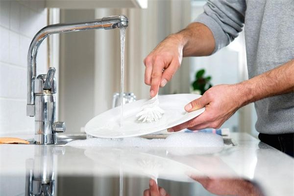 Ông thường xuyên tình nguyện rửa chén đĩa sau bữa ăn tối.