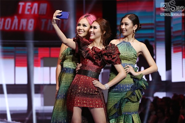 Top 4 bước vào phần thi đầu tiên - Selfie với điện thoại-5