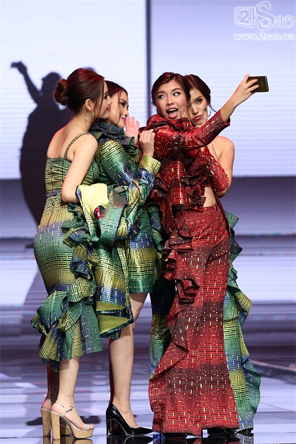 Top 4 bước vào phần thi đầu tiên - Selfie với điện thoại-7