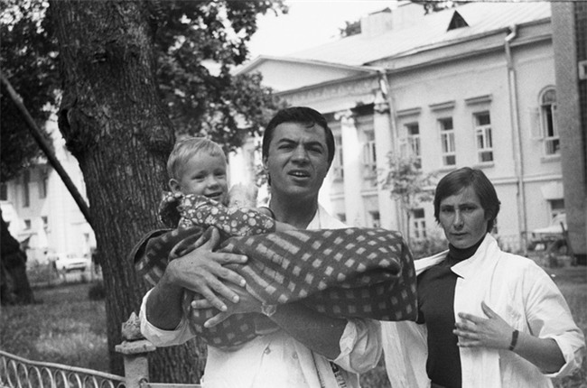 Cả êkip mổ từ bỏ nhưng bé gái từng bị bố vô tình cắt đứt lìa bàn chân vẫn chạy nhảy được nhờ một người - Ảnh 1.