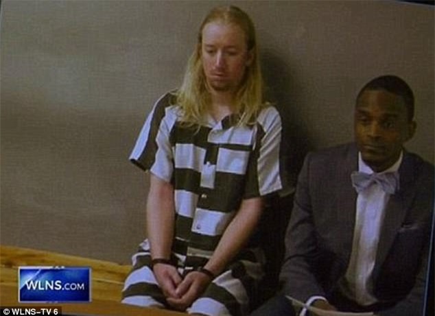 Tội ác phẫn nộ của cha dượng đằng sau thi thể bé gái bị quấn trong tấm chăn đang cháy âm ỉ - Ảnh 3.