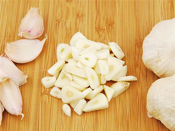 Phòng chống bệnh đường tiết niệu - chỉ cần ăn 2 tép tỏi mỗi ngày - Ảnh 1.