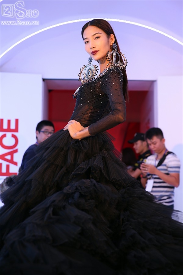 Kỳ Duyên mang kính râm, mạng che mặt lên thảm đỏ chung kết The Face-5