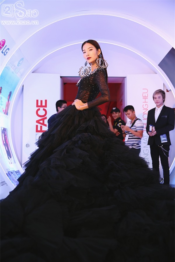 Kỳ Duyên mang kính râm, mạng che mặt lên thảm đỏ chung kết The Face-6