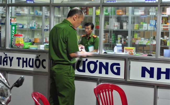 Bắt nghi can sát hại chủ tiệm thuốc, đâm gục bố chồng nạn nhân