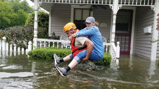 Mỹ: Bức ảnh gây sốc trong bão Harvey - Ảnh 2.