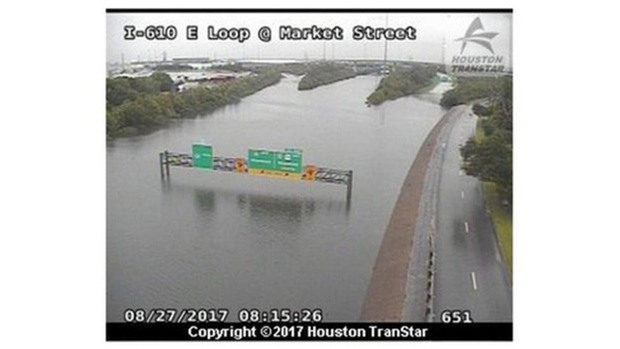 Mỹ: Bức ảnh gây sốc trong bão Harvey - Ảnh 3.