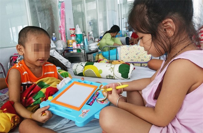 Người mẹ bất lực nhìn con trai 5 tuổi phải cắt thực quản, nửa người bị liệt hoàn toàn - Ảnh 5.