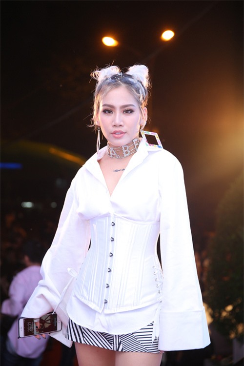 Thảm đỏ chung kết The Face: Người đẹp lộng lẫy, người mặc dị như dự tiệc Halloween - Ảnh 7.