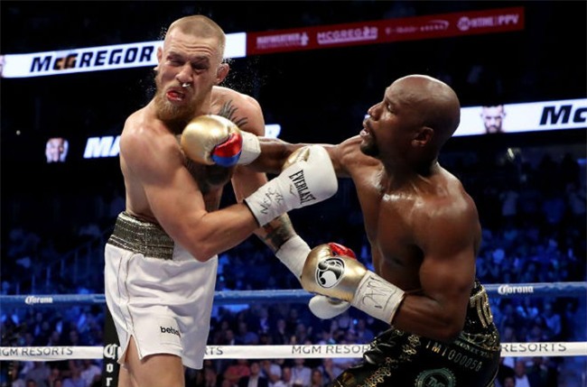 McGregor nốc rượu giải sầu, Mayweather vui vẻ bên dàn mỹ nữ - 1