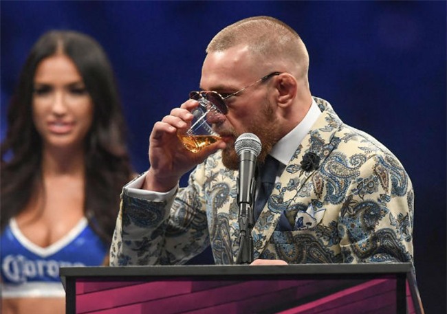 McGregor nốc rượu giải sầu, Mayweather vui vẻ bên dàn mỹ nữ - 4