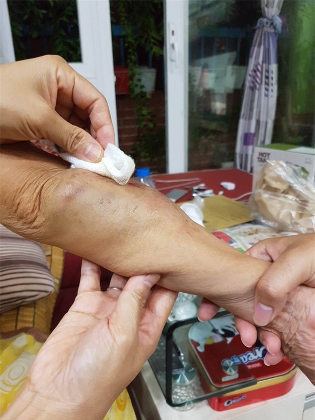 Hà Nội: Tài xế va chạm với cụ bà sau đó lấy lý do lùi xe rồi bỏ chạy - Ảnh 4.