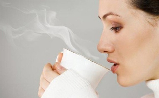 Y học cổ truyền Ấn Độ khuyên bạn uống nước ấm thay cho nước lạnh, đây là lý do