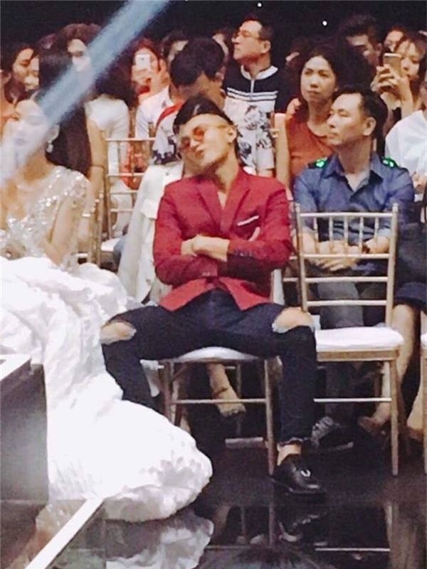 Biểu cảm khó hiểu của Hữu Vi ở hàng ghế khách mời. - Tin sao Viet - Tin tuc sao Viet - Scandal sao Viet - Tin tuc cua Sao - Tin cua Sao