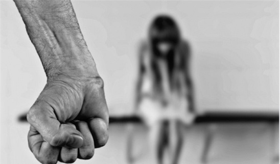 Cô gái bật khóc kể về ông bố nghiện rượu: bắt đem gạo đổi rượu, không đi bị cầm dao rượt, phải ngủ nhà hoang - Ảnh 4.