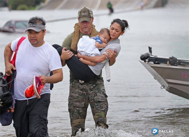 Hình ảnh cảnh sát bế hai mẹ con gốc Việt ra khỏi ngôi nhà ngập nước sau siêu bão Harvey gây sốt - Ảnh 2.