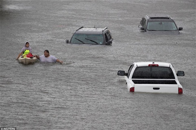 Hình ảnh cảnh sát bế hai mẹ con gốc Việt ra khỏi ngôi nhà ngập nước sau siêu bão Harvey gây sốt - Ảnh 4.