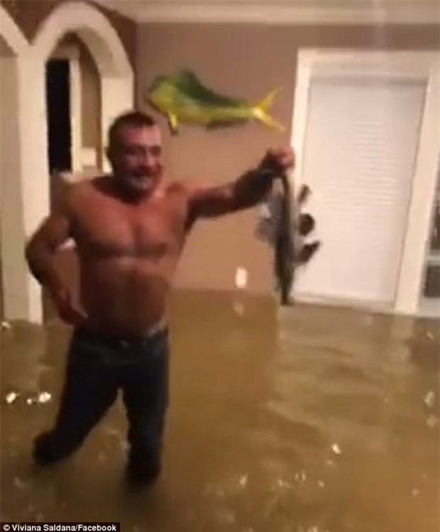 Nhà ngập trong biển nước sau siêu bão Harvey, 2 cha con ở Houston vẫn lạc quan bắt cá - Ảnh 2.