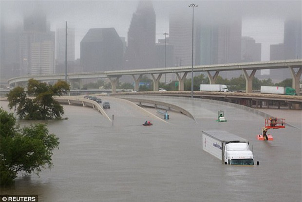 Nhà ngập trong biển nước sau siêu bão Harvey, 2 cha con ở Houston vẫn lạc quan bắt cá - Ảnh 3.