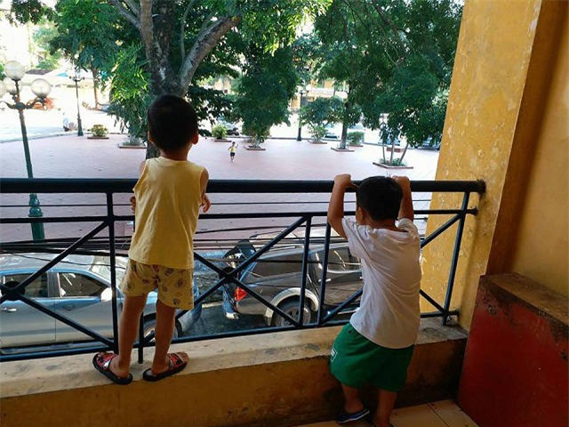 an gi cung khong beo, di kham phat hien trong co the be trai 4 tuoi co “sinh vat la” - 1