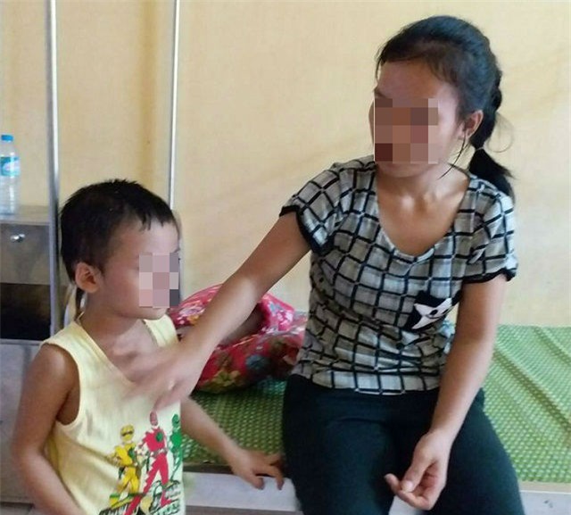 an gi cung khong beo, di kham phat hien trong co the be trai 4 tuoi co “sinh vat la” - 2