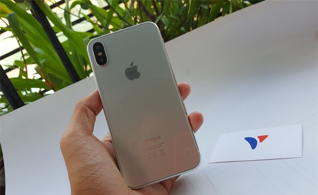 Trang thông tin của nhà bán lẻ trên bất ngờ tung bộ ảnh cận cảnh iPhone 8 mô hình tại Việt Nam. Mô hình này có màu bạc khá đẹp mắt nhờ vào lớp kính cường lực, thay vì kim loại như các thế hệ trước. Theo chia sẻ từ nhà bán lẻ này, bản mô hình này gần như chính xác 80 đến 90% so với các tin đồn gần đây về thiết kế của iPhone 8.