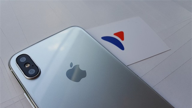 Cụ thể, mặt lưng của máy sử dụng kính cường lực, đi kèm là cụm camera kép đặt dọc với đèn flash LED 2 tông màu.