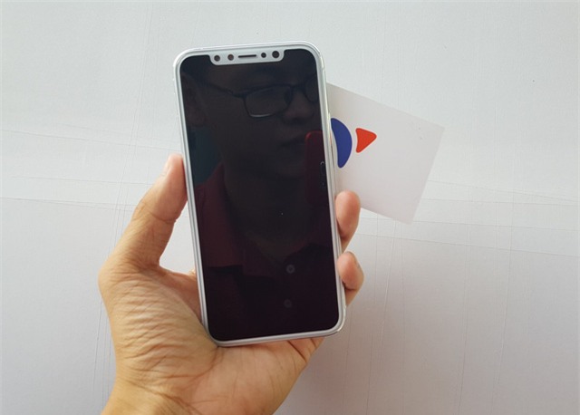 Mặt trước của máy với màn hình bao bọc gần như toàn bộ, viền mỏng và cách điệu ở cụm camera trước.