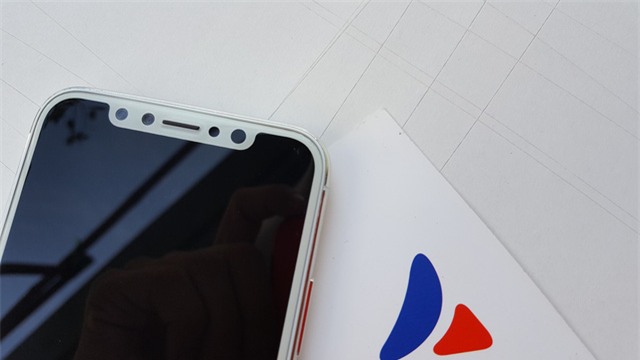 Bên cạnh camera, có thêm một cảm biến khác, dự đoán đó sẽ là cảm biến mống mắt. Một tính năng lần đầu tiên xuất hiện trên iPhone mới, thay thế cho cảm biến vân tay.