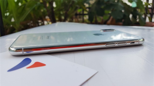 Cạnh viền của máy vẫn tiếp tục sắp xếp tương đối như thế hệ trước, gồm nút âm lượng và gạt chuyển chế độ ở cạnh trái.