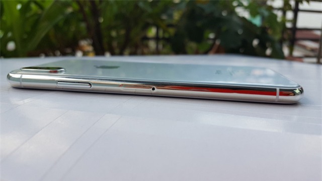 Cạnh phải là nút nguồn được thiết kế lớn hơn đôi chút cùng khe cắm thẻ SIM. Nút nguồn thiết kế lớn được dự báo sẽ có cảm biến vân tay.