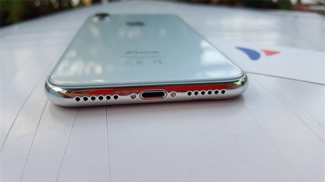 Ở cạnh dưới, iPhone 8 vẫn tiếp tục sử dụng cổng sạc chuẩn Lightning và không còn cổng 3.5 mm tương tự iPhone 7.