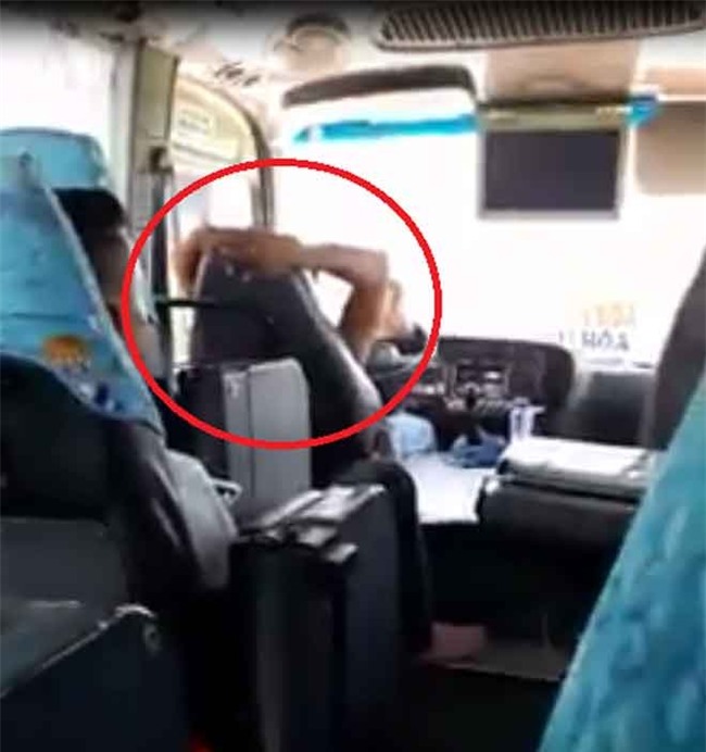 clip: tai xe xe khach khoanh hai tay sau gay, lai xe