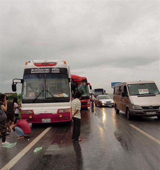 3 xe tông nhau, nhiều người bị thương trên cao tốc Pháp Vân-Cầu Giẽ - Ảnh 1.