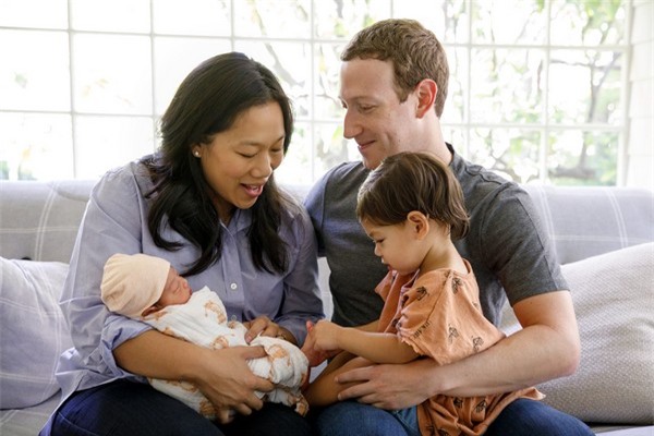 Bức ảnh gia đình của Mark Zuckerberg được ông chủ Facebook chia sẻ lên trang cá nhân sau khi con gái thứ 2 chào đời