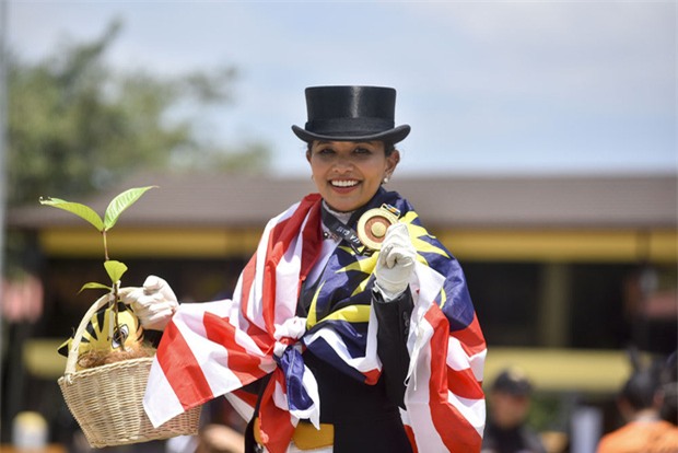 Bà bầu xinh đẹp người Malaysia giành HC vàng SEA Games môn đua ngựa - Ảnh 1.