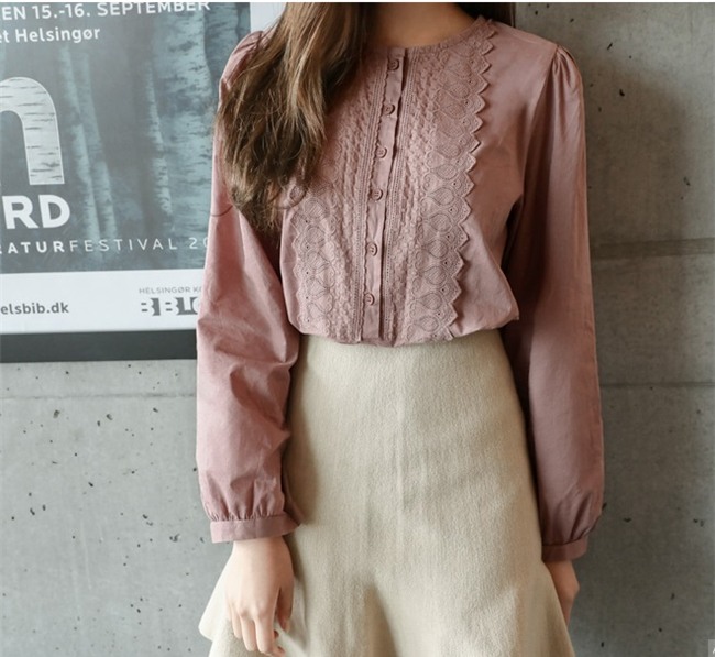 Mặc sơmi tối màu sẽ không còn già nếu bạn nằm lòng 4 bí kíp này - Ảnh 1.