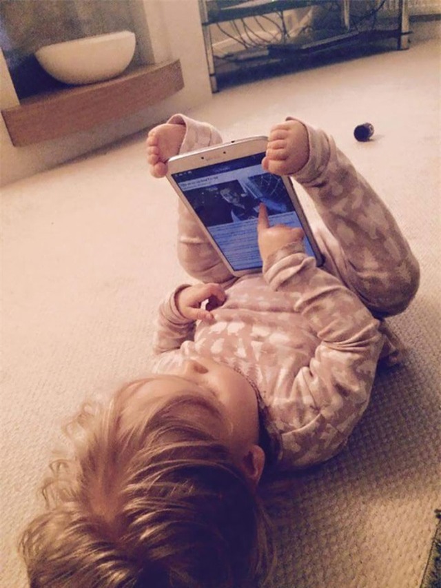 Cậu bé có tư thế giữ iPad một cách không thể hoàn hảo hơn.