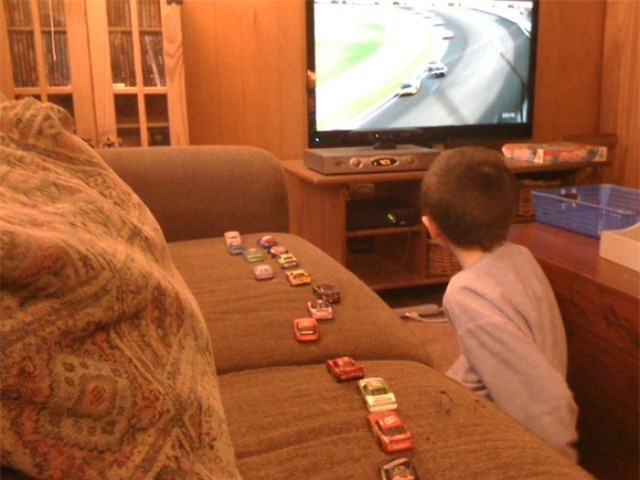 Đây là cách cậu bé theo dõi vị trí của những chiếc xe trong cuộc đua.
