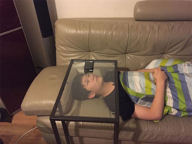 Khi chúng ta còn chẳng buồn ... cầm chiếc điện thoại.