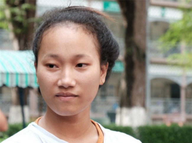 nam tren ban mo, me dau don thay 2 con gai song sinh chao doi chi co 1 cai mong - 5