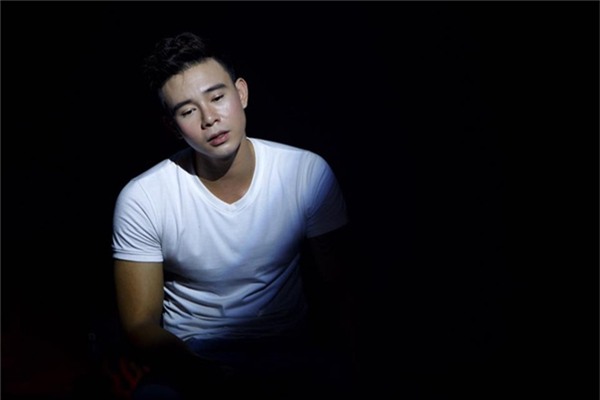 Nam ca sĩ Đông Hùng đã phải kiếm tiền trả nợ cho mẹ số tiền hàng tỉ đồng nhiều năm nay. - Tin sao Viet - Tin tuc sao Viet - Scandal sao Viet - Tin tuc cua Sao - Tin cua Sao