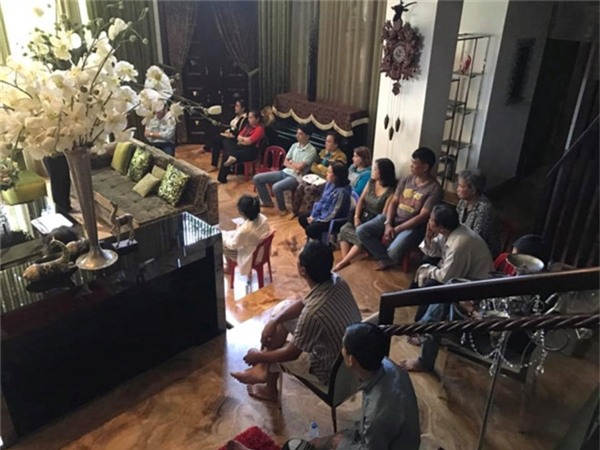 Hình ảnh chủ nợ ngồi kín nhà được nam ca sĩ chia sẻ. - Tin sao Viet - Tin tuc sao Viet - Scandal sao Viet - Tin tuc cua Sao - Tin cua Sao