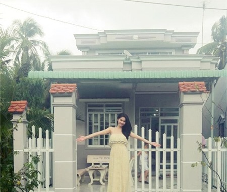 Sau nhiều năm, Ngọc Trinh không chỉ trả nợ cho gia đình mà còn xây tặng bố mẹ một căn nhà khang trang. - Tin sao Viet - Tin tuc sao Viet - Scandal sao Viet - Tin tuc cua Sao - Tin cua Sao