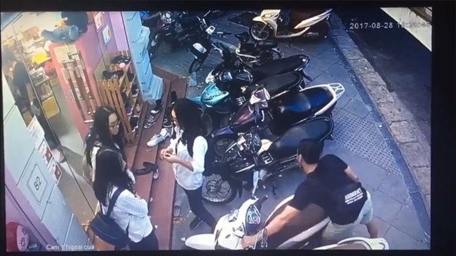 Hà Nội: Nam thanh niên bảnh bao bẻ khóa trộm xe SH trong tích tắc - Ảnh 3.