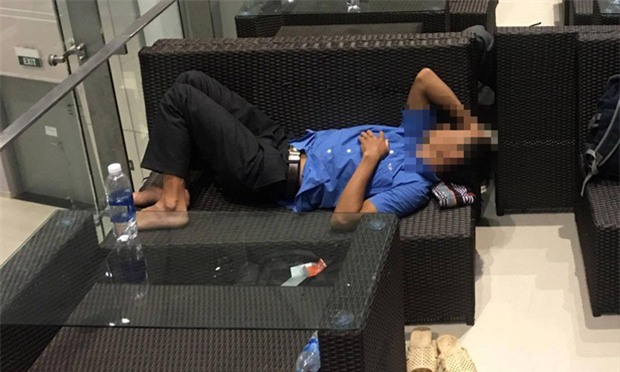 Mở tung nhà vệ sinh sân bay gọi khách ngủ quên - Ảnh 1.